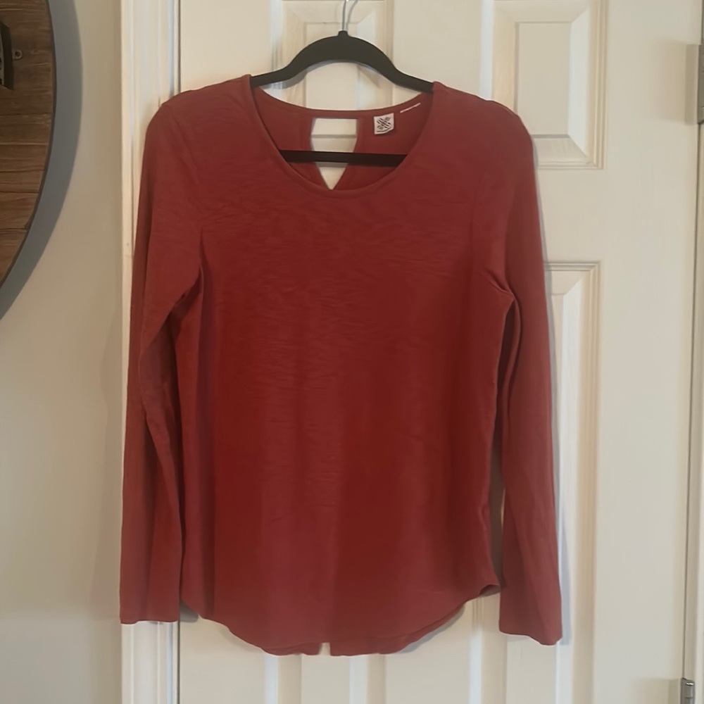 Long sleeve tee with no tag. V and slit in back.